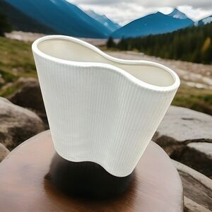 Ribbed vase Virtue Studio Cream White {D}